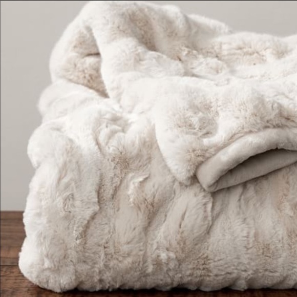 UnHide for love not fur blanket 50x60 New!!! - Picture 4 of 7